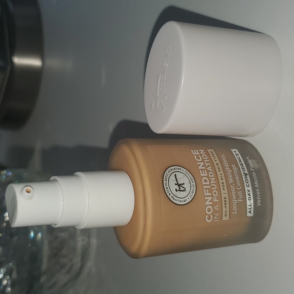 It Cosmetics Confidence In A Foundation Oil Free Matte Finish 240 - Picture 4 of 4